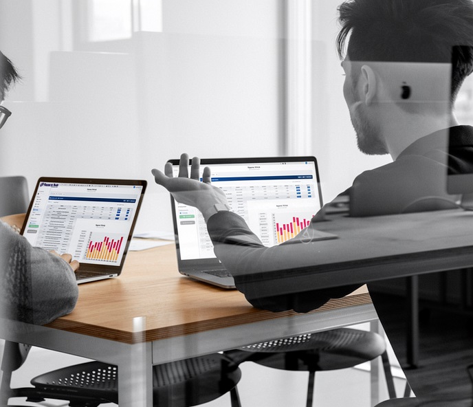 Equipo de analistas de monitoreo de medios — más de 20 años de experiencia en México